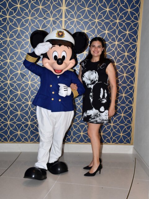 Capitán Mickey y Minnie en el área exclusiva de Concierge del Disney Adventure. Una de las ventajas de Concierge es no hacer filas! #LaDisneyMaster