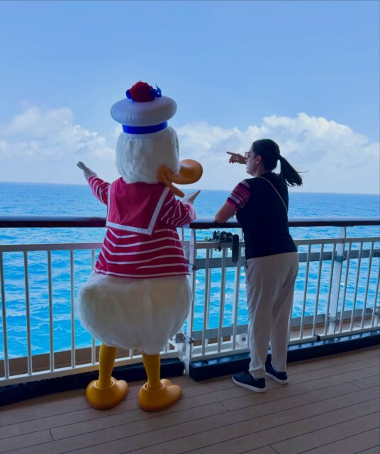La magia de un crucero Disney está en todos los rincones del barco. Un paseo por deck 7 en el Disney Adventure me llevó a pasar la tarde con Donald. #agentedisney #solocrucerodisney #LaDisneyMaster