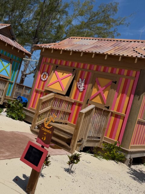 Las nuevas cabanas en el área Mickey and Minnie Cove de Disney Castaway Cay tienen todos los detalles! Checa el “welcome mat” que tiene las pisadas de cada personaje 😊

Cuál te gusta más? 

La mejor forma de garantizar que podrás reservar una cabana privada es hospedarte en camarote Concierge. #LaDisneyMaster #agentedisney #crucerosdisney